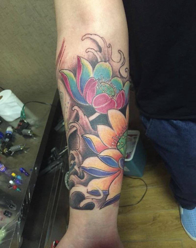 包小臂荷花！纹身图片