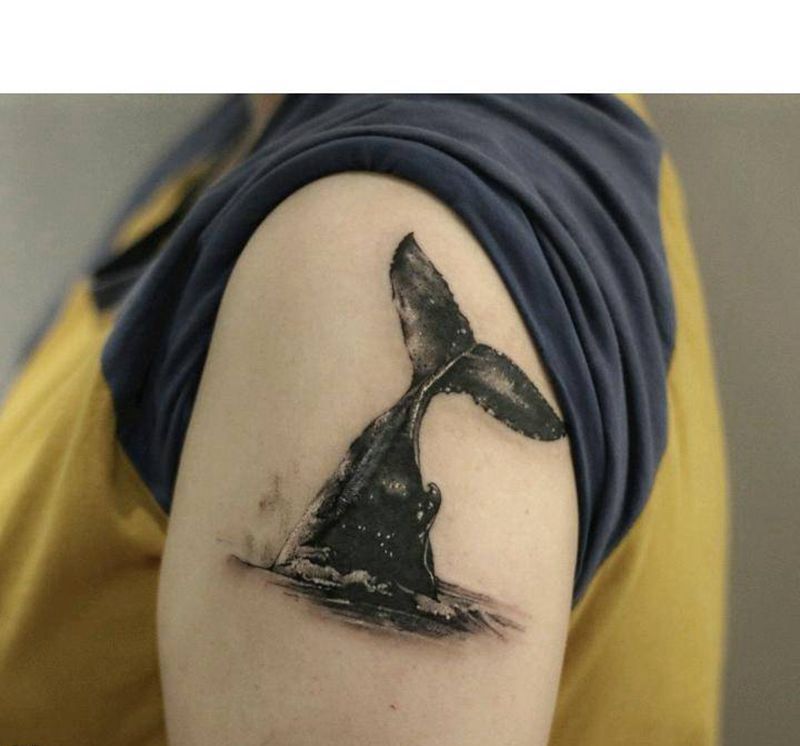 写实鱼尾纹身图片_手臂欧美写实纹身图案