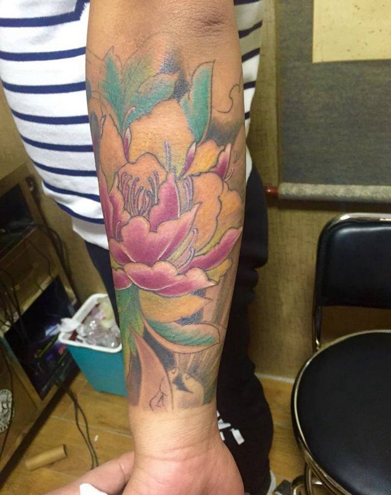 小臂彩色牡丹纹身图片