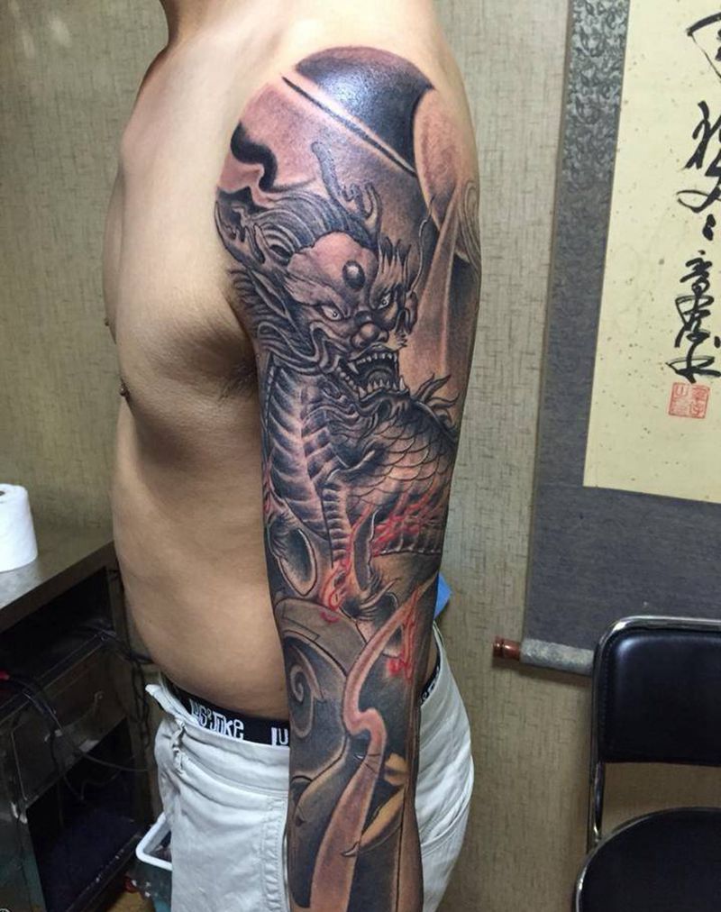 火麒麟七分袖花臂纹身图片