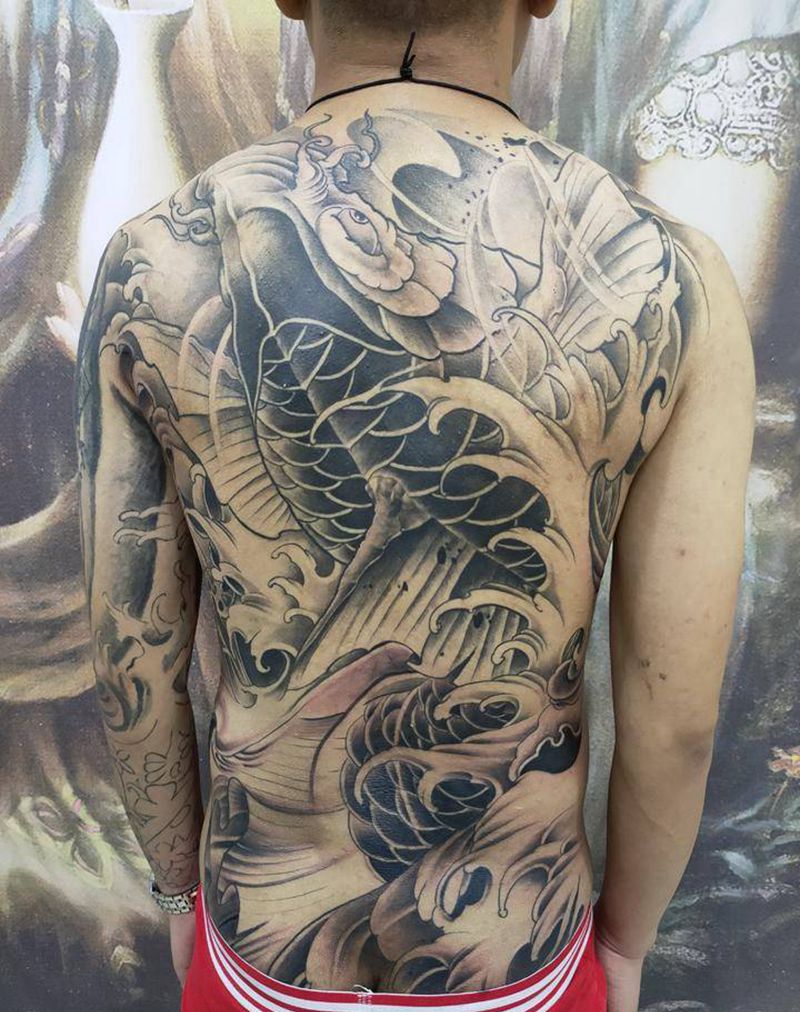 满背锦鲤纹身图片_背部纹身图案