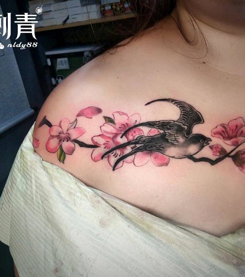 桃花和燕子纹身图片_胸部水彩燕子纹身图案