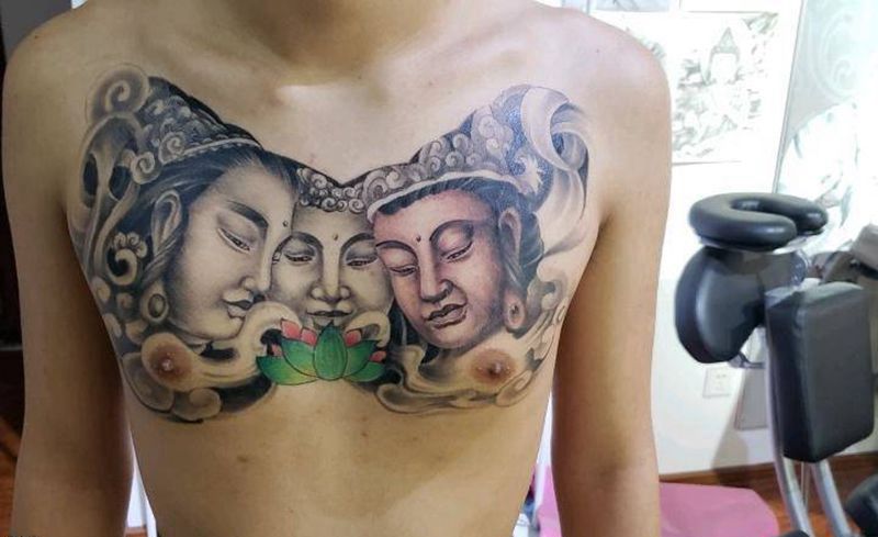 花胸三面佛纹身图片_胸部老传统纹身图案