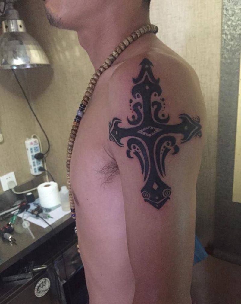 十字架纹身图片