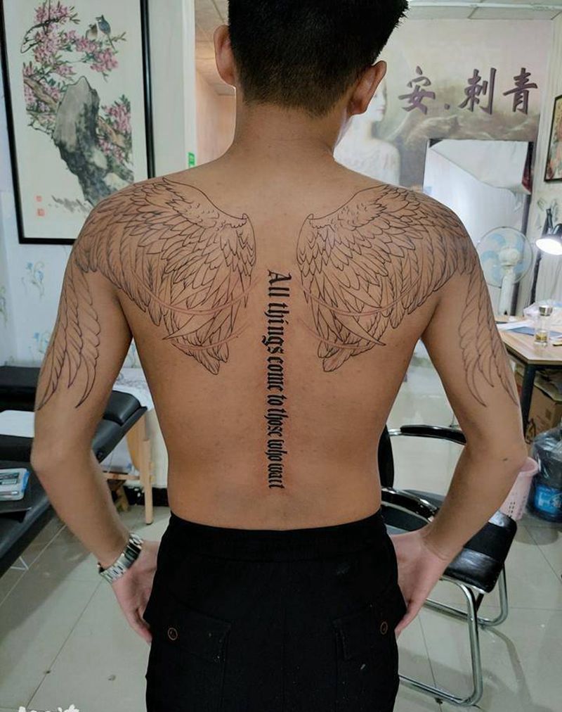 后背翅膀未完纹身图片_背部纹身图案
