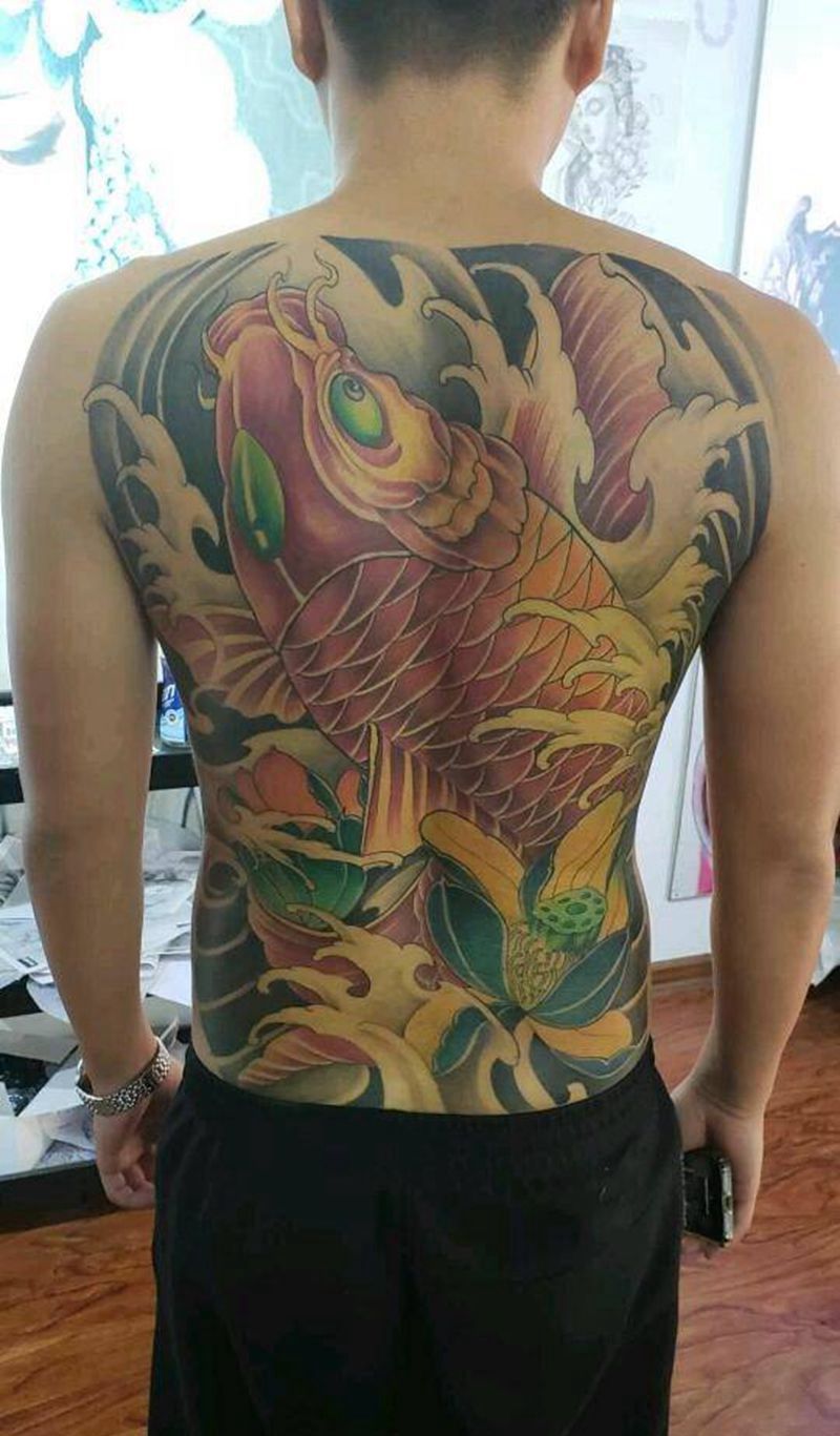 满背锦鲤纹身图片