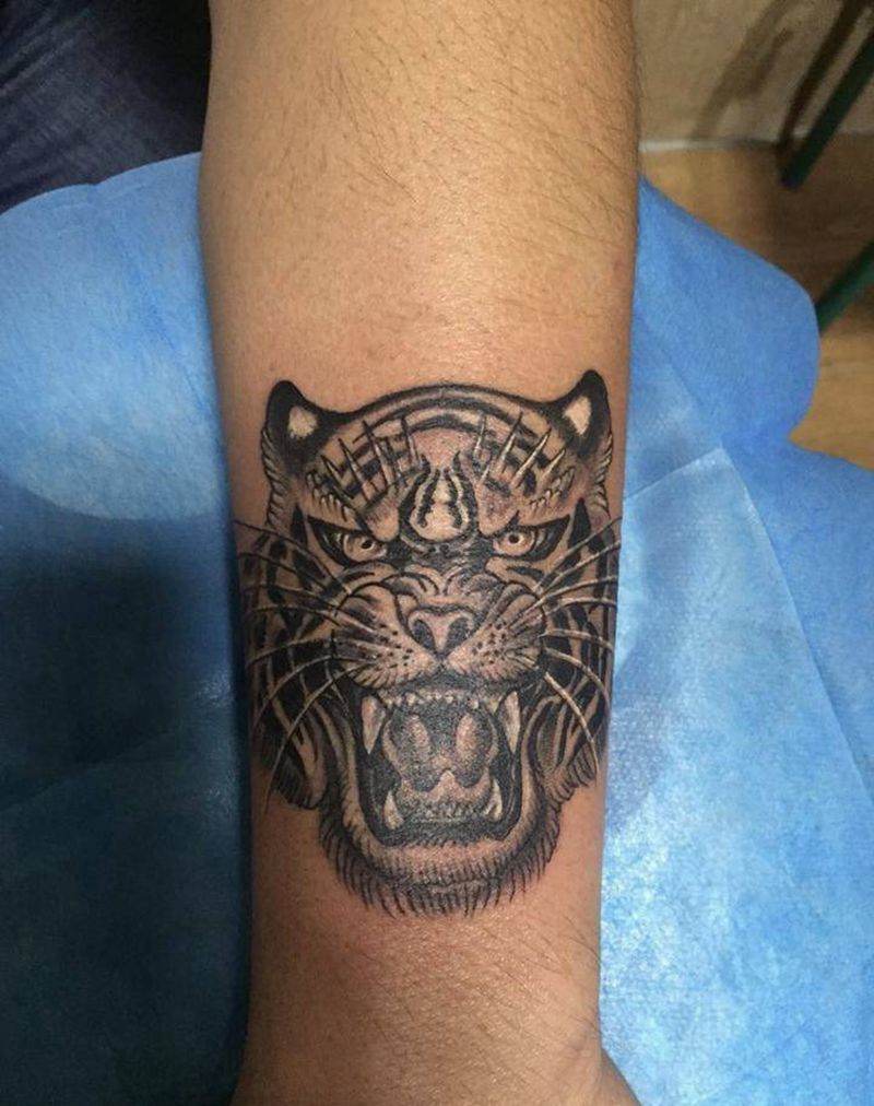 虎头覆盖纹身图片