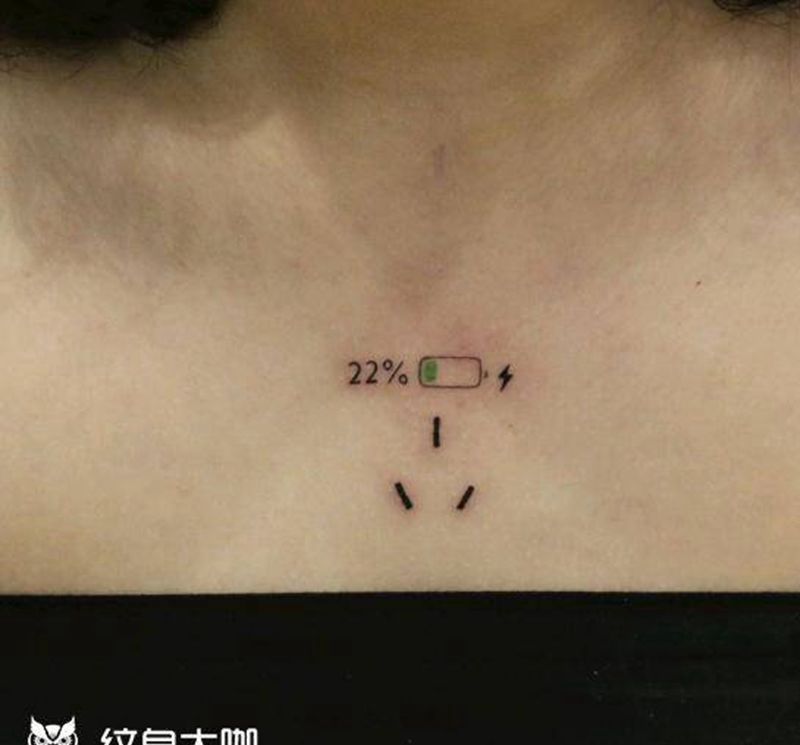 充电女孩纹身图片_胸部图腾几何纹身图案