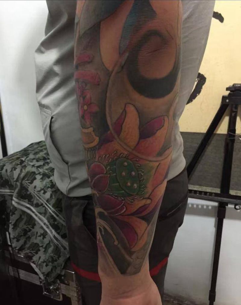 包彩色小臂纹身图片