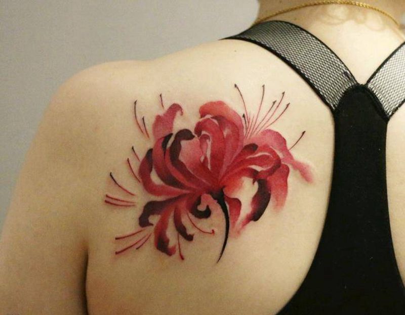 曼珠沙华纹身图片_肩部水墨水彩纹身图案