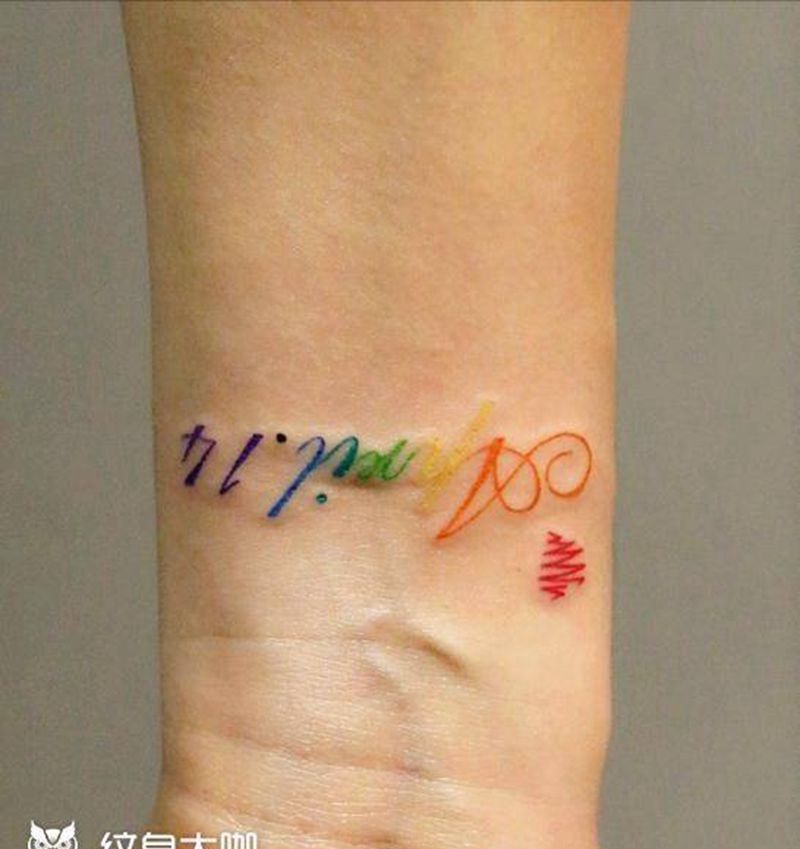 彩虹英文字母纹身图片_手部水彩图腾纹身图案