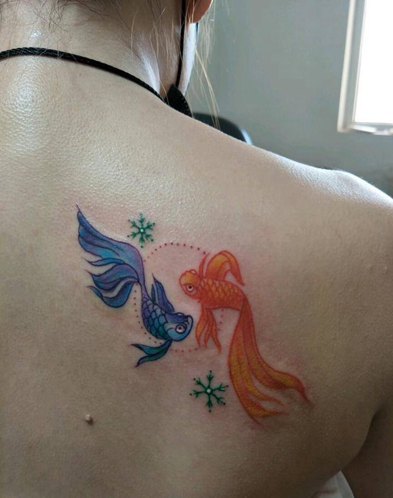 两条小金鱼纹身图片