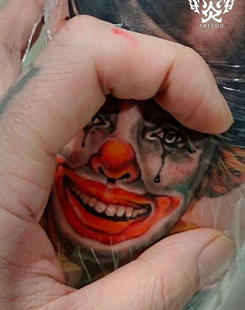 哭啼的小丑纹身图片_腿部欧美写实小丑纹身图案