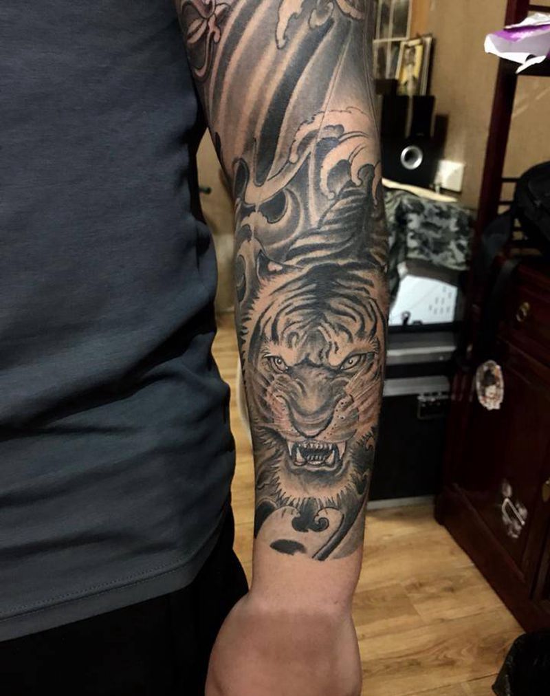 虎花臂纹身图片
