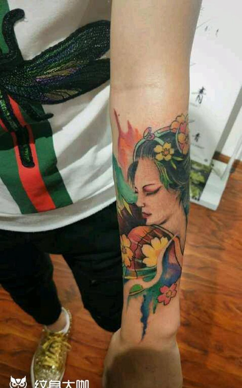 水彩艺妓纹身图片