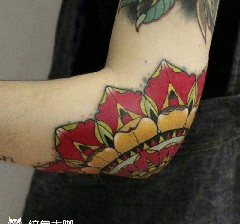 曼达拉手肘纹身图片_手臂Old SchoolNew School纹身图案