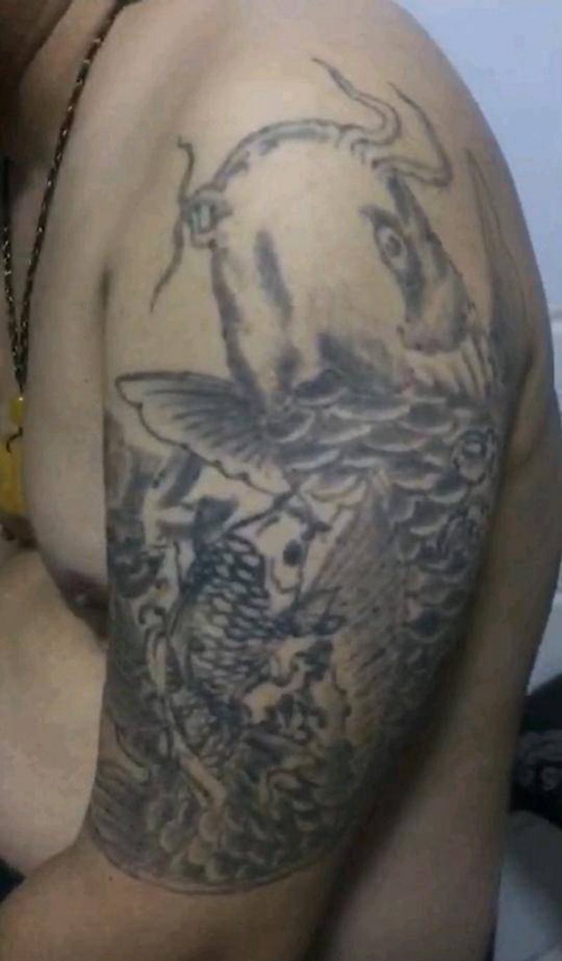 大臂锦鲤修改纹身图片_手臂纹身图案