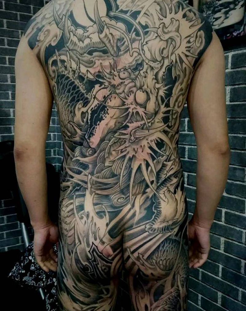 满背龙纹身图片_背部新传统纹身图案