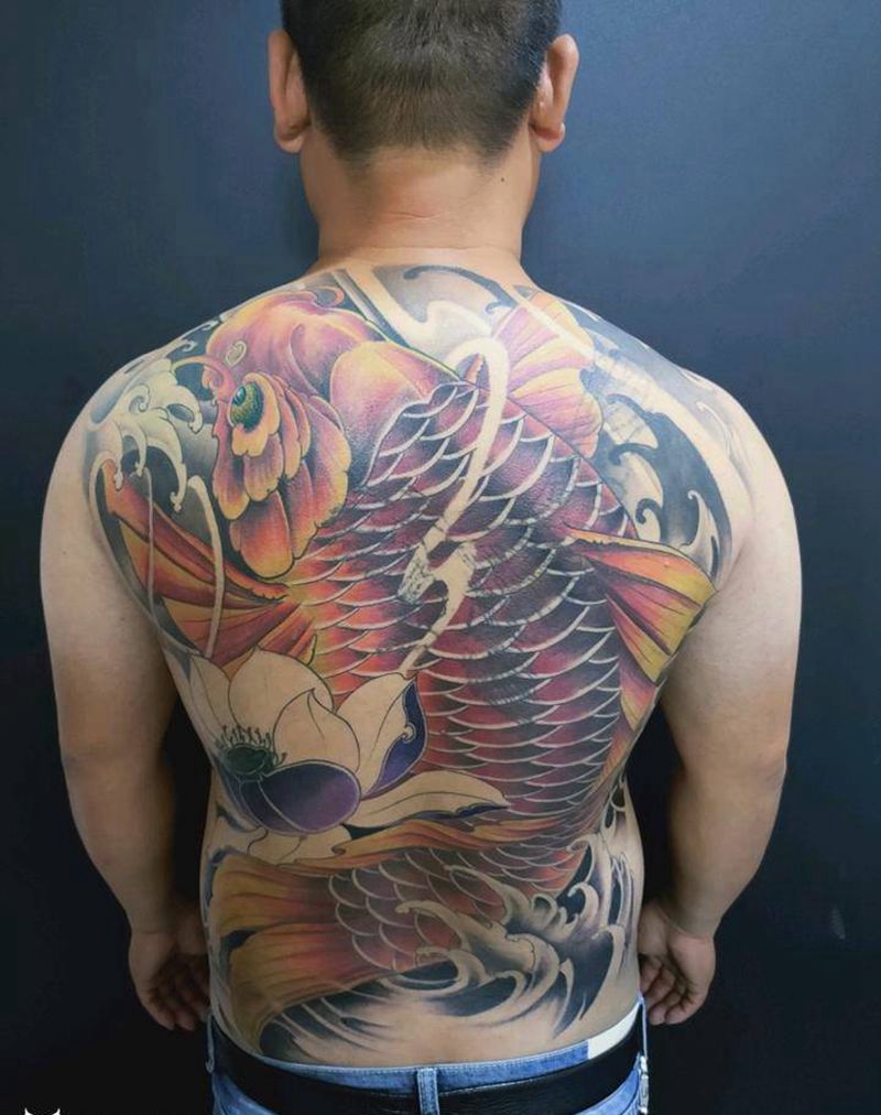 锦鲤遮盖纹身图片_背部纹身图案