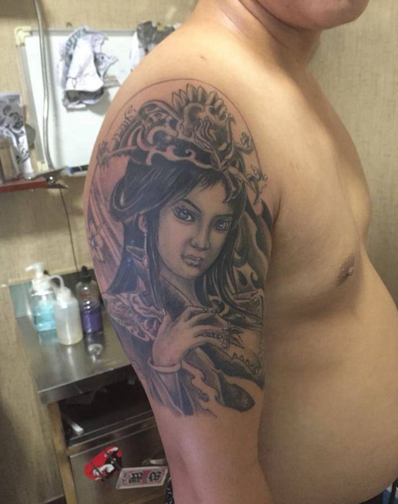 古代侍女完成纹身图片