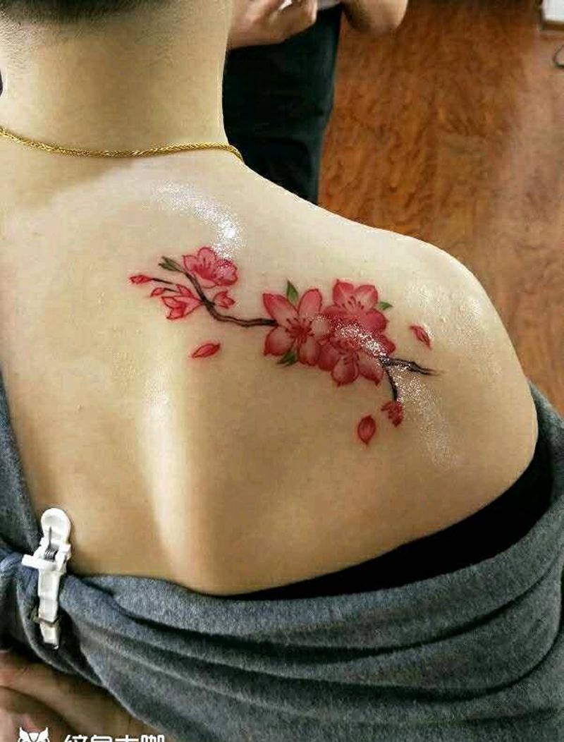 梅花纹身图片_肩部颈部老传统梅花纹身图案