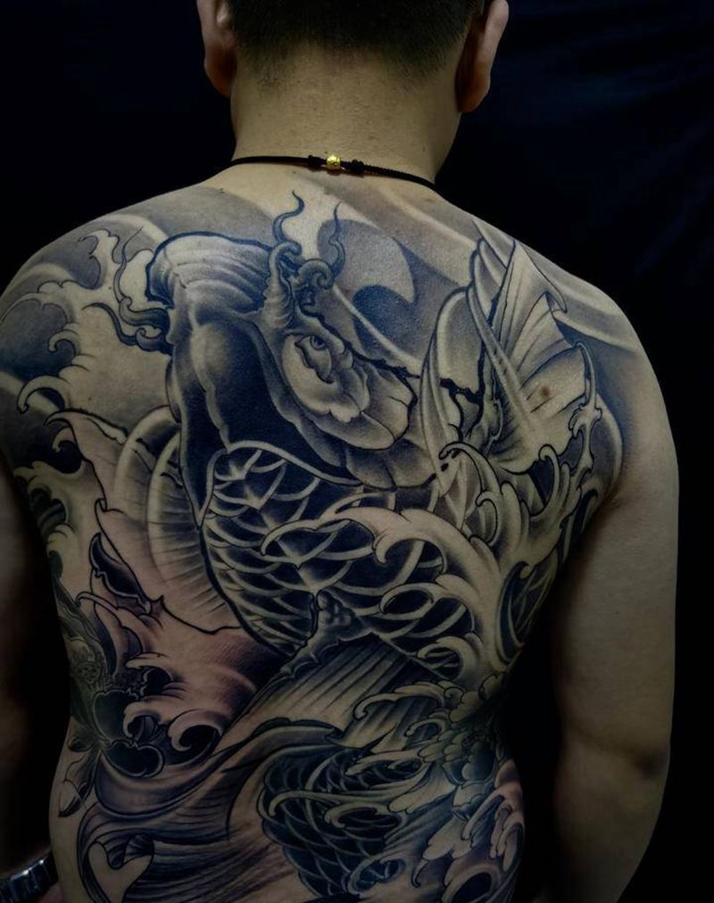 满背鱼纹身图片_背部新传统纹身图案