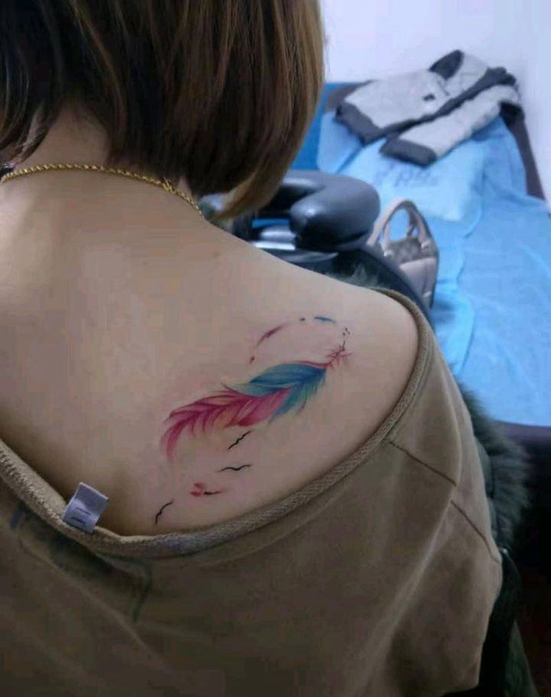 羽毛纹身图片_肩部新传统纹身图案