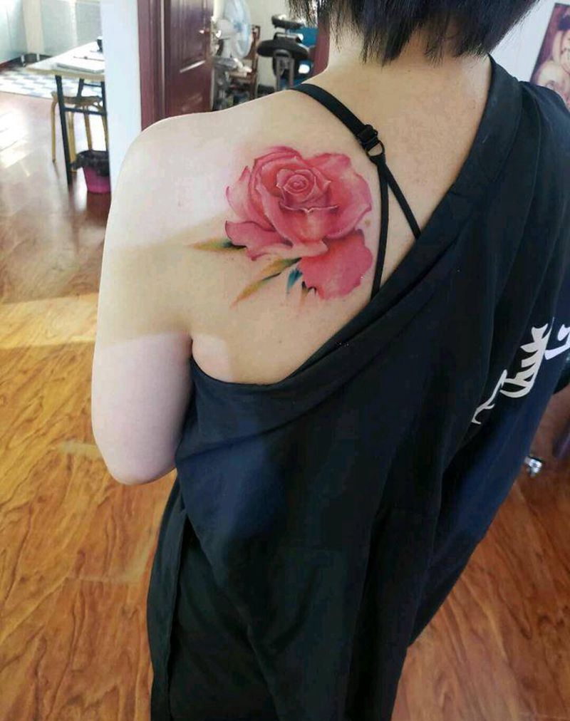 国画玫瑰纹身图片_肩部水彩玫瑰纹身图案
