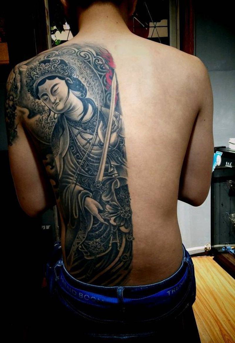 属相守护神纹身图片_背部新传统佛像纹身图案