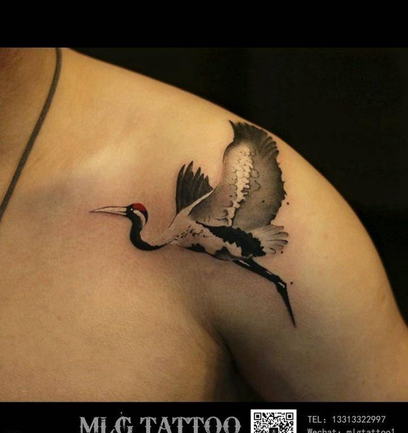 水墨仙鹤纹身图片_肩部手部水墨纹身图案