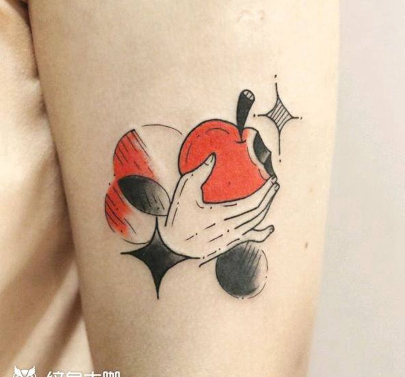 咬了一口的苹果纹身图片_手臂Old SchoolNew School纹身图案