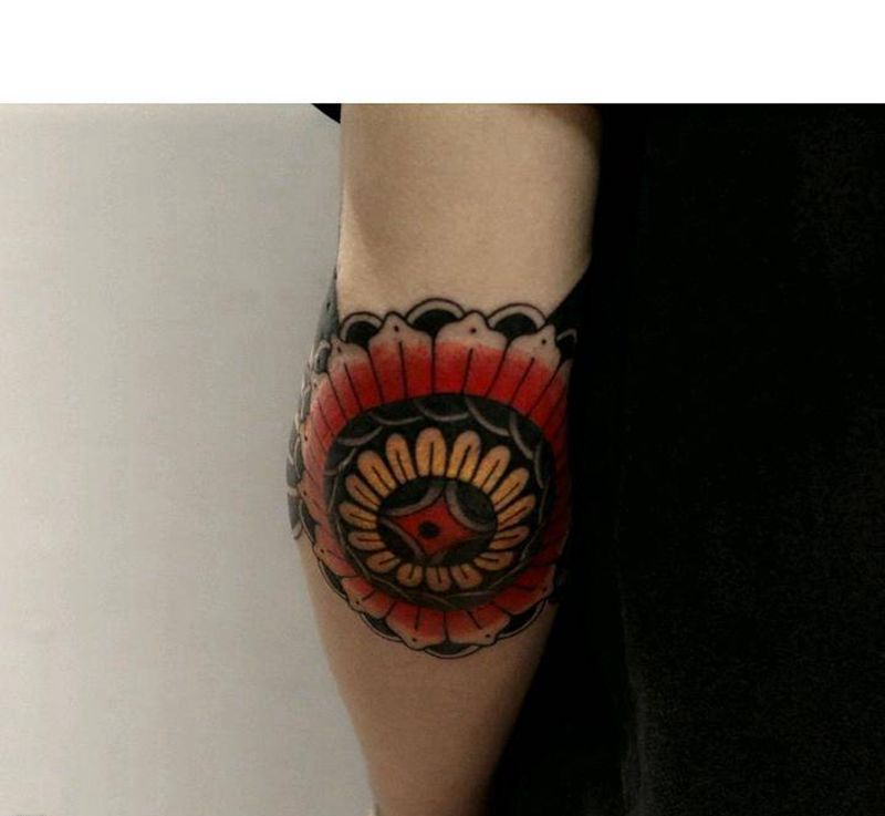 曼达拉手肘纹身图片_手臂Old SchoolNew School纹身图案