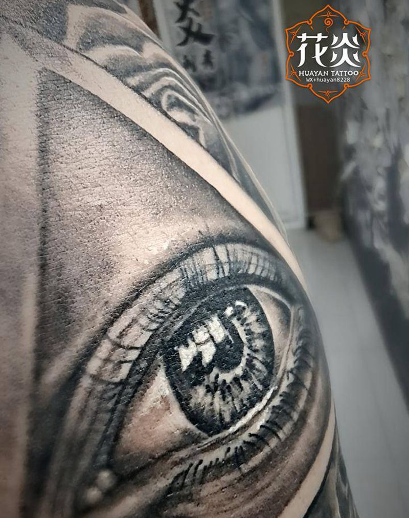 久违的写实风格纹身图片_肩部欧美写实眼睛纹身图案