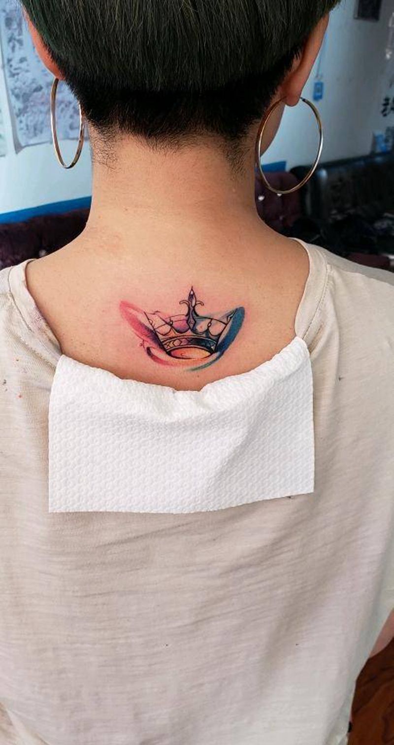 皇冠纹身图片_肩部水彩纹身图案