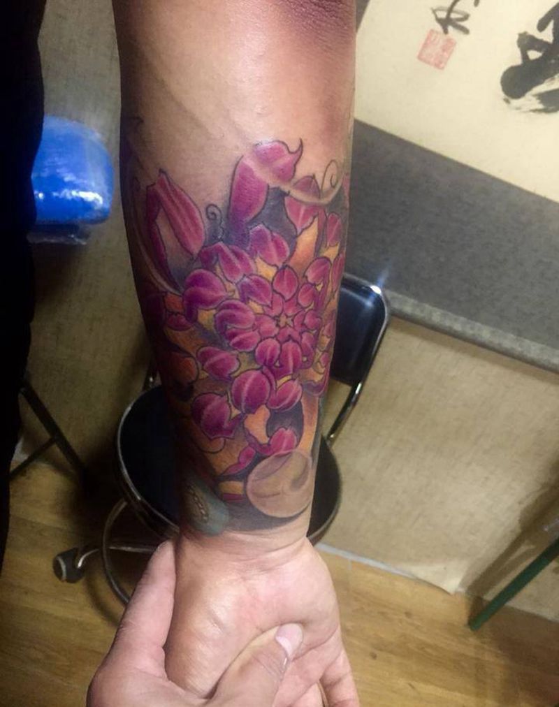 彩色爆菊纹身图片