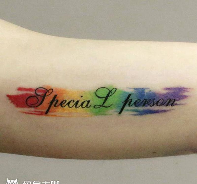 彩色晕染字母纹身图片_手臂水彩纹身图案