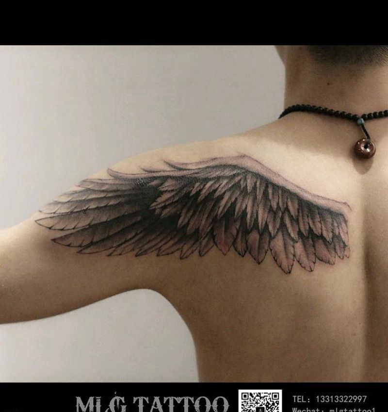 后肩翅膀纹身图片_肩部欧美写实纹身图案