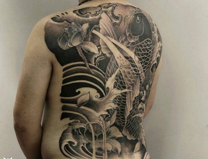 满背锦鲤纹身图片_背部新传统老传统纹身图案