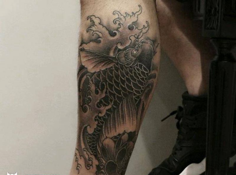 锦鲤鱼纹身图片_腿部老传统纹身图案