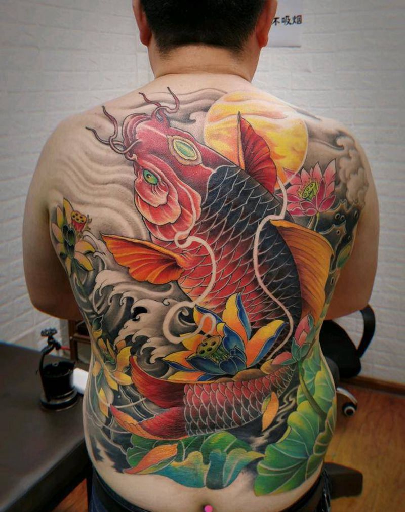 荷塘月色纹身图片_背部新传统鱼 荷花纹身图案