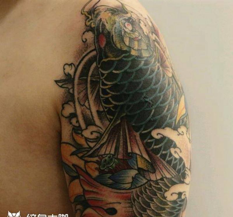 遮盖作品  锦鲤纹身图片_肩部新传统老传统纹身图案