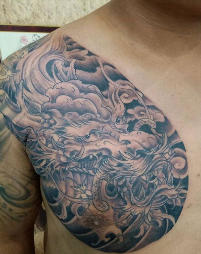 半甲龙纹身图片_胸部纹身图案