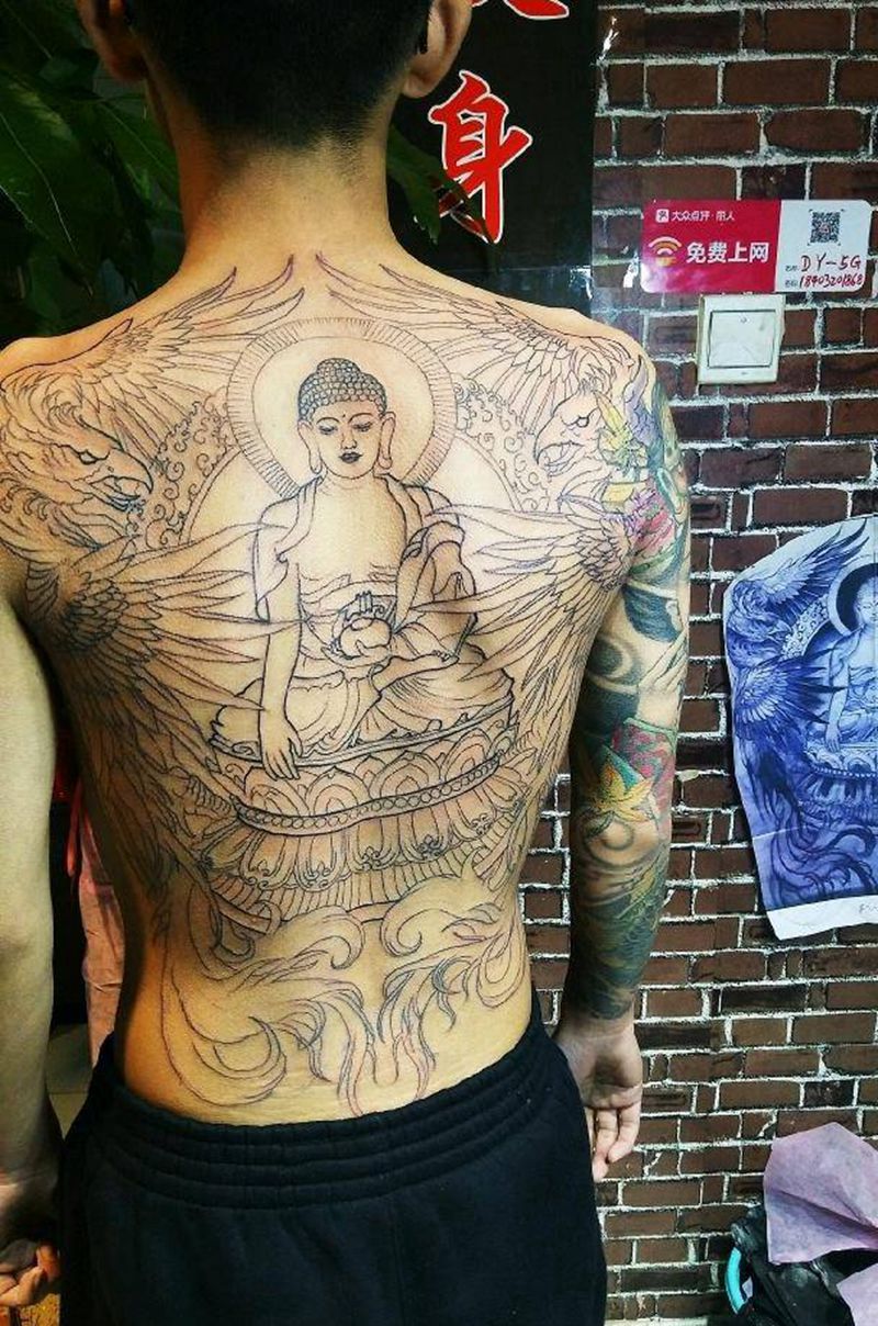 大日如来凤披肩纹身图片_背部新传统纹身图案