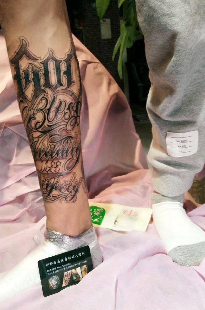 奇卡诺花体英文纹身图片_腿部花体字纹身图案