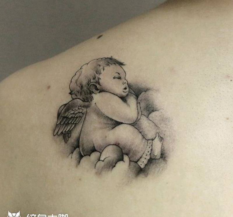 写实小可爱纹身图片_背部欧美写实纹身图案