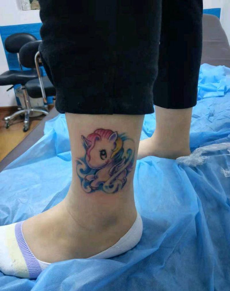 独角兽纹身图片_腿部欧美写实New School纹身图案