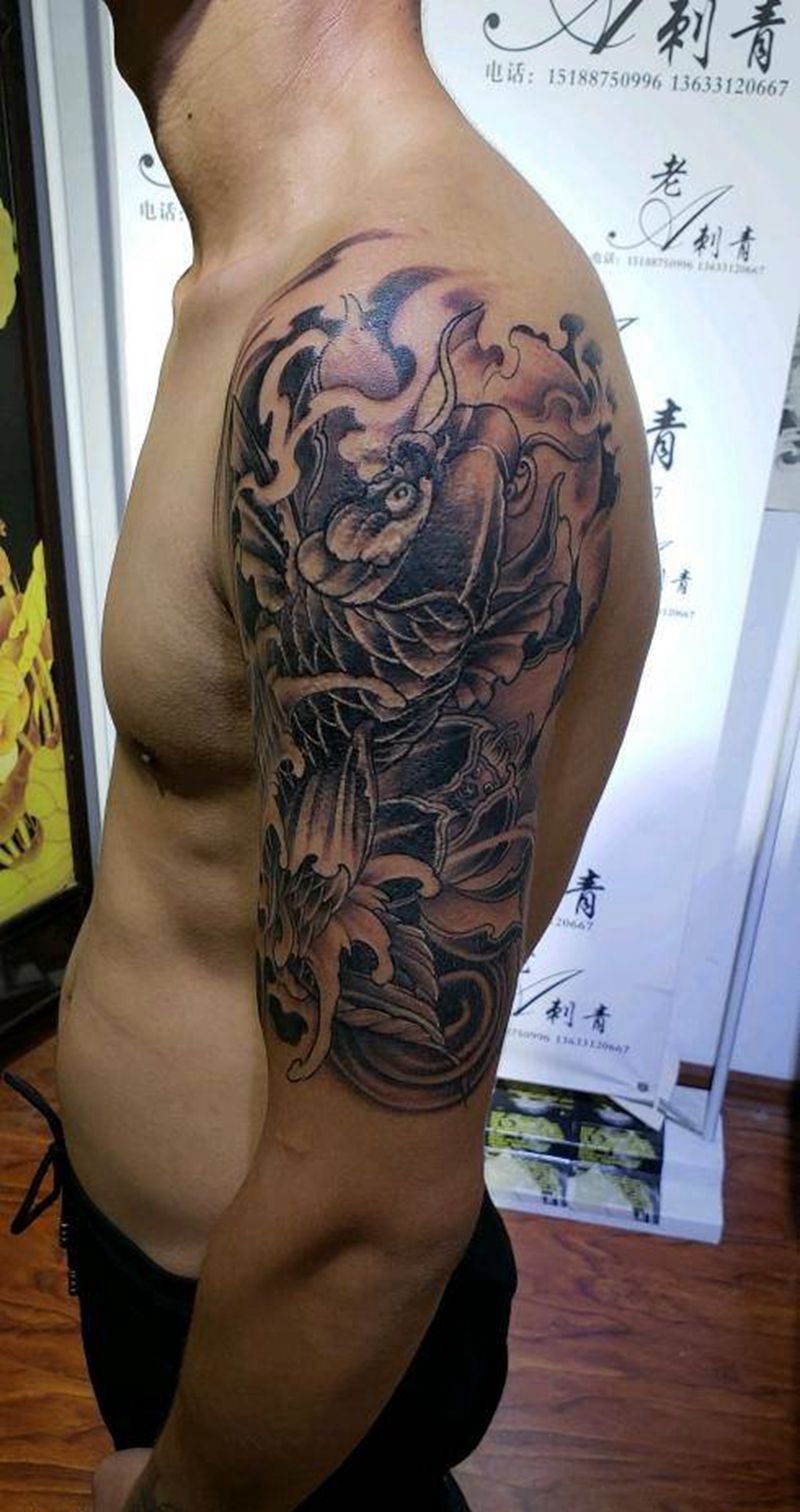 鱼纹身图片_手臂老传统鱼纹身图案