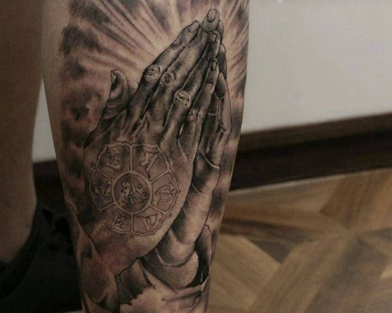 祈祷之手纹身图片_腿部欧美写实纹身图案
