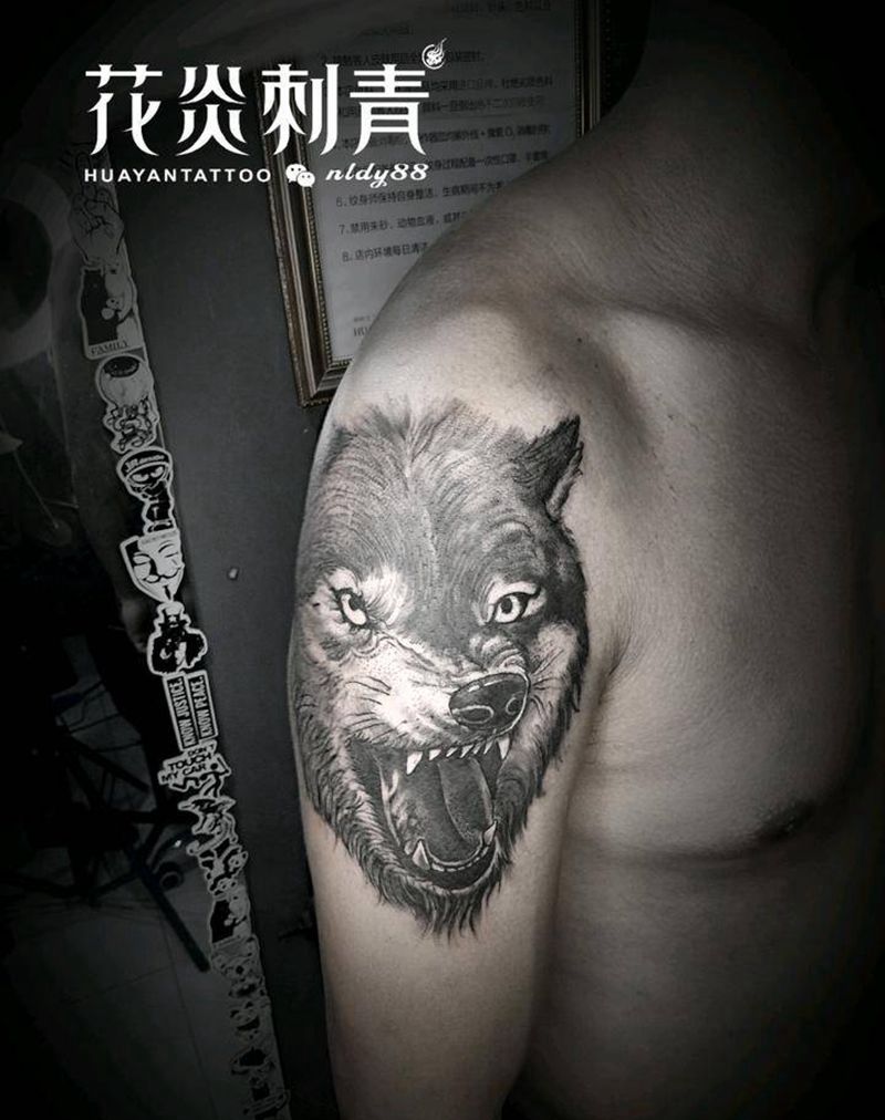 狼纹身图片_肩部欧美写实狼纹身图案