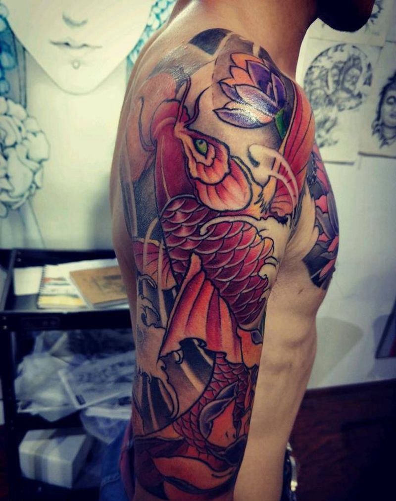 锦鲤荷花纹身图片_肩部胸部新传统鲫鱼荷花纹身图案
